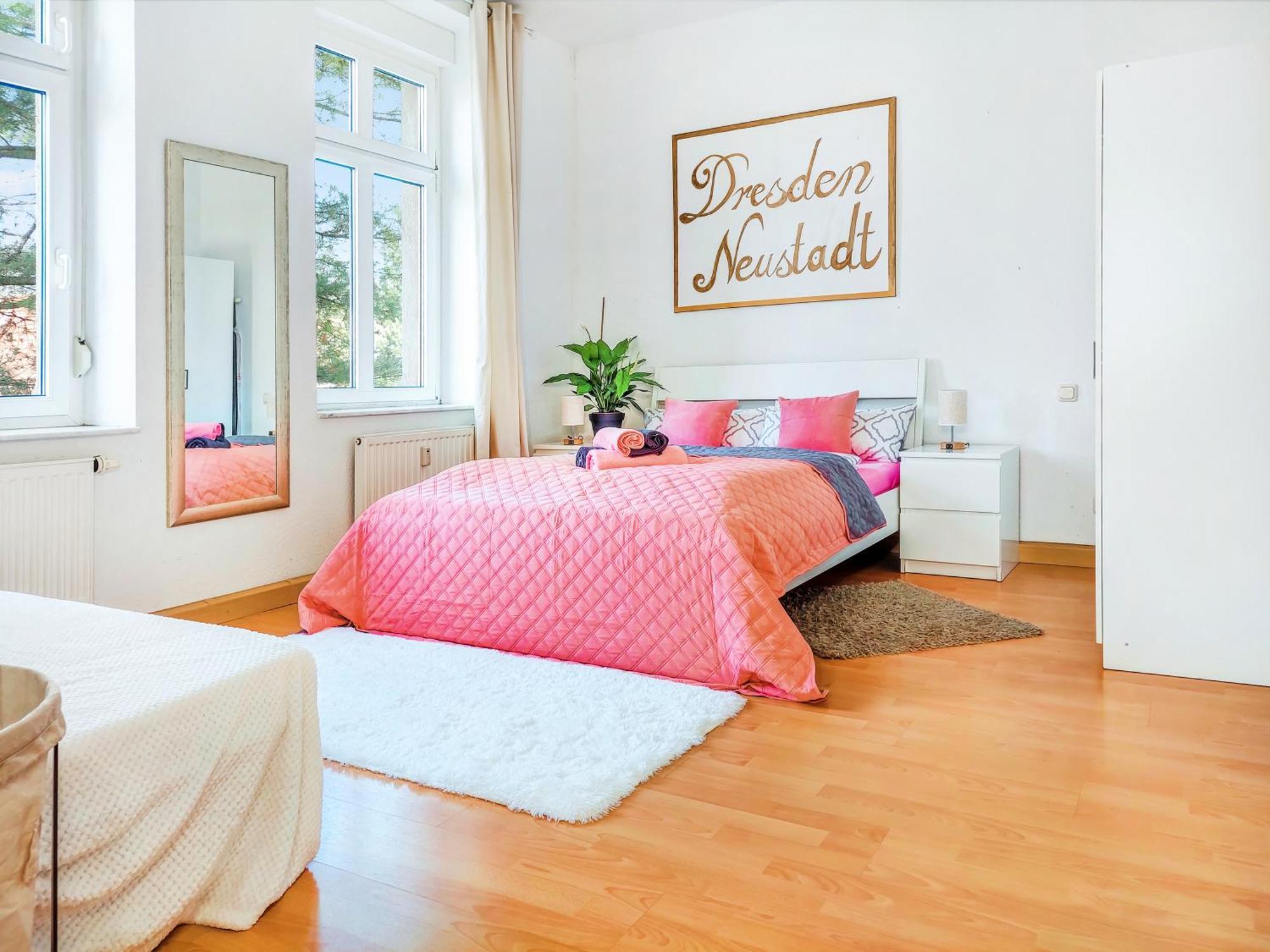 Apartment Bis 6 Personen - Helle, Ruhige Whg, 2 Baeder, Dd Neustadt, Top Lage *